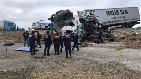 Konyada korkunç kaza TIR ile kamyon kafa kafaya çarpıştı 2 ölü 1