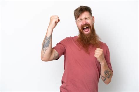 Hombre Pelirrojo Con Barba Larga Aislado Sobre Fondo Blanco Celebrando