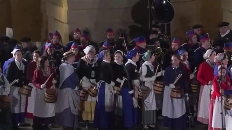 Multitudinaria tamborrada en San Sebastián para celebrar su día grande