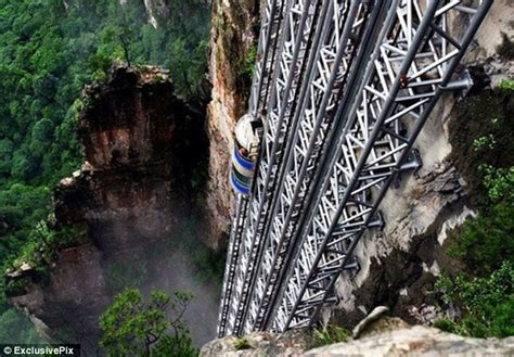 Le plus haut ascenseur touristique en Chine suscite la polémique