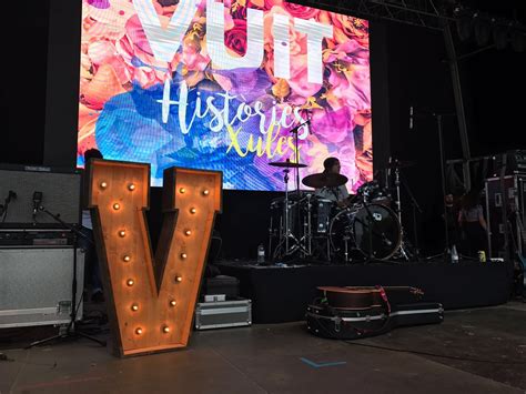 Iluminamos con nuestras letras BCN LETTERS La Mercè Gira VUIT