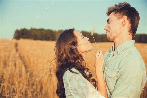 Jeune Couple Amoureux En Plein Air Superbe Portrait En Plein Air