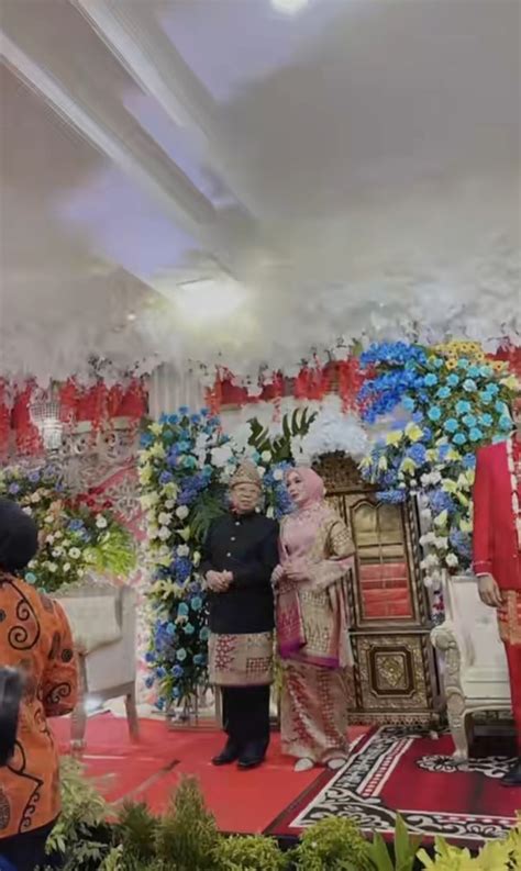 8 Portraits of the Wedding of Siti Mamduhah, the Daughter of Vice ...