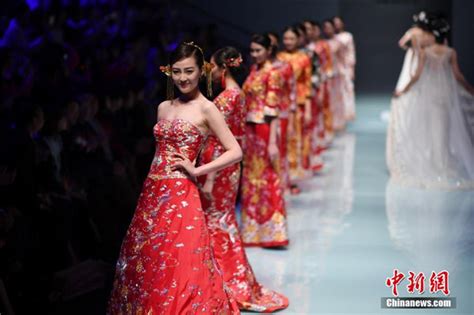 中国伝統の花嫁衣裳登場！ 中国国際ファッションウィーク