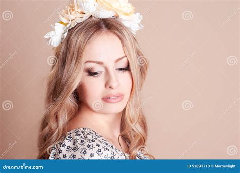 Fille Blonde Avec Le Bandeau Floral Photo Stock Image Du Robe Gens 51893710