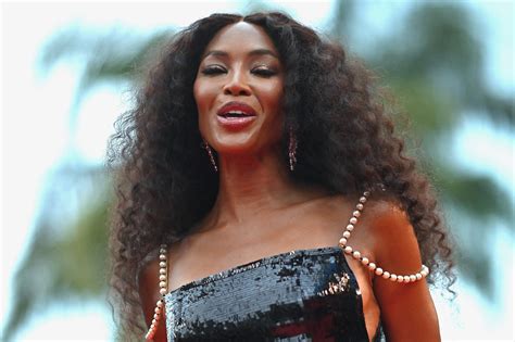 Galerie Foto Are 53 de ani dar arată impecabil Naomi Campbell și a