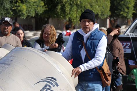 Alcaldesa de Rosarito entrega beneficios a familias en condición