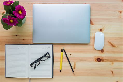 ruang kerja laptop komputer  perlengkapan kantor  meja meja kayu