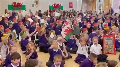 Jambori Plant Sir Y Fflint Yn Canu Yma O Hyd Bbc Cymru Fyw