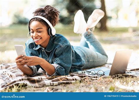 Mulher Negra Alegre Usando Telefone Aprendendo A Mentir No Exterior