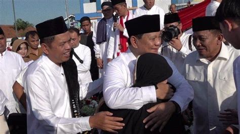 Salat Id Di Bandung Barat Dedi Mulyadi Kaget Emak Emak Tiba Tiba