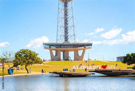 Torre de Televisão analógica de Brasília à noite projeto do arquiteto