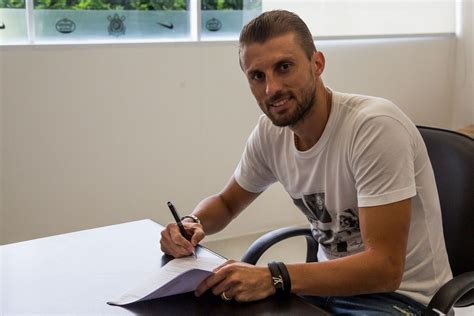 Corinthians anuncia a contratação do zagueiro Henrique ex Fluminense