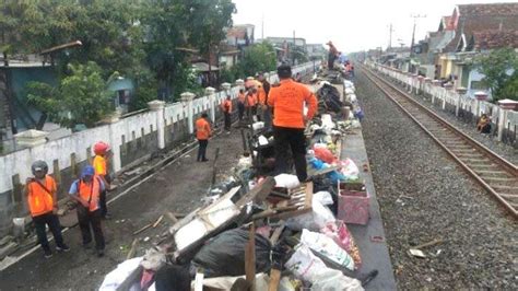 Kerja Bakti Massal KAI Daop 8 Kerahkan 5 Gerbong Datar Untuk Angkut