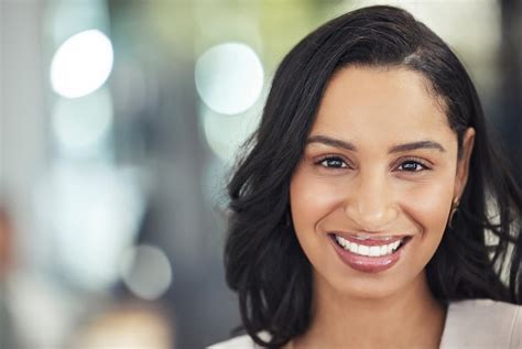 Retrato De Una Mujer Negra Feliz Con Su Carrera En La Oportunidad De