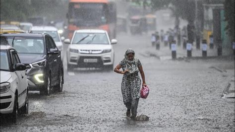 Morning Rain Brings Traffic To Crawl In Delhi Ncr More Showers Likely