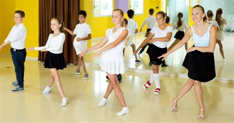 Les Enfants Apprennent Les Mouvements De Danse En Classe De Danse Image