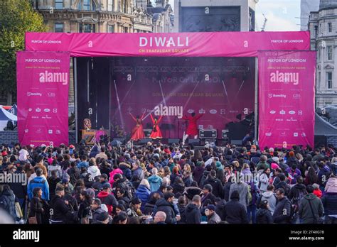 London Uk 29 October 2023 Large Crowds Of Revellers Pack Trafalgar