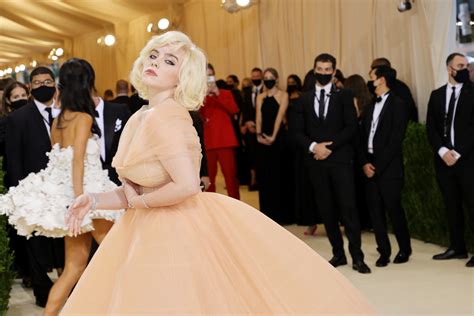 「胸の写真でフォロワーが10万人減った」、ファッション業界に大きな影響を与えたビリー・アイリッシュ