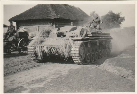 Russland deutsches Sturmgeschütz Panzer fährt durch Dorf Postimages