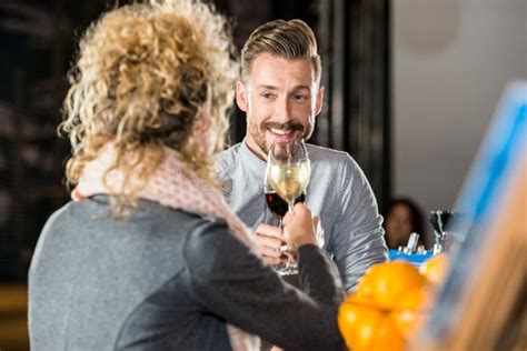 Hombre Que Tuesta El Vino Con El Amigo En Barra Foto De Archivo