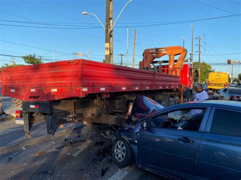 Motorista Sinais De Embriaguez Foge Ap S Bater Carro Em Caminh O Em