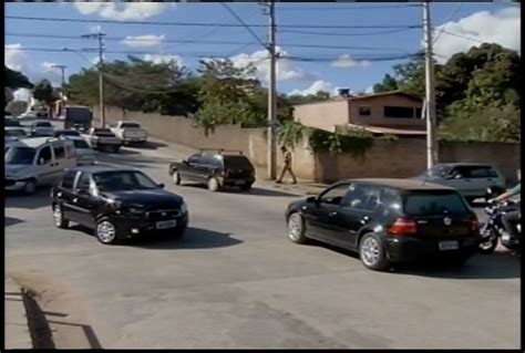 Vídeo Acidente envolvendo três carros deixa trânsito confuso na zona