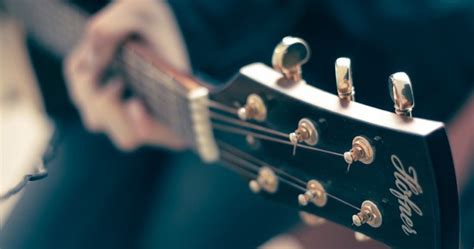 10 Cara Bermain Gitar Bagi Pemula Mudah Dan Cepat Bisa