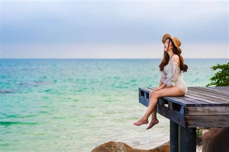 Mulher Feliz Sentada Em Uma Ponte De Madeira Na Praia Do Mar Na Ilha De