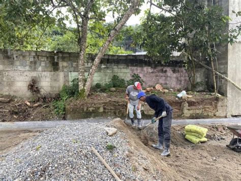 Avanzan los trabajos de la construcción de aceras y contenes en la