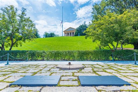 John F Kennedy Gravestone Llama Eterna En El Monumento De Washington