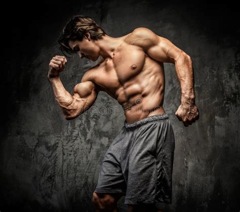 Hombre Muscular Impresionante Con El Gran Cuerpo Foto De Archivo