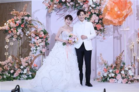 謝京穎披爆乳浪漫婚紗出嫁！張書偉大婚甜誇：這種老婆哪裡找？ 娛樂星聞