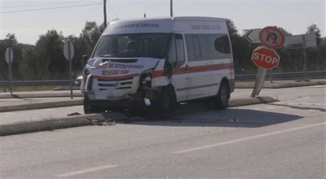 Ambulância de Vila Viçosa envolvida em acidente que fez seis feridos na