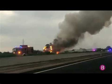 Un Autocar Sha Incendiat A Lautopista Dinca En Direcci A Palma