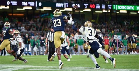 Notre Dame Sam Hartman Nearly Perfect In 42 3 Blowout Of Navy