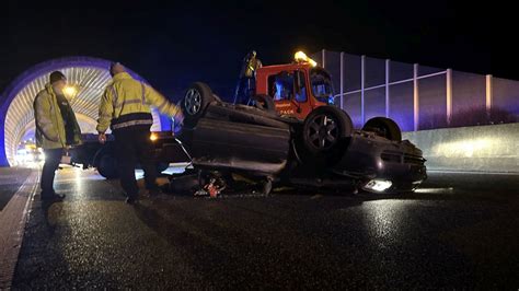 Spektakulärer Unfall bei A44 Tunnel Polizei spürt Fahrer auf