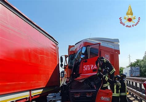 Scontro Tra Tre Mezzi Pesanti Sulla A21 Un Camionista Rimane