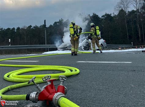 B22 bei Bamberg Feuerwehr löscht brennendes Auto in Vollbrand