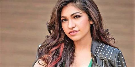 Tulsi Kumar Releases Reprised Version Of Phir Na Milen Kabhi