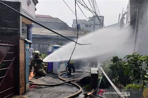 Sebuah Rumah Berlantai Dua Di Ciracas Terbakar ANTARA News