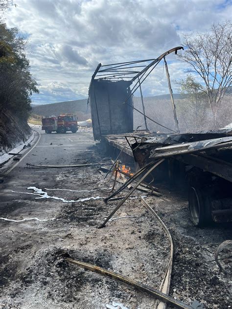 Motorista morre carbonizado após bater de frente caminhão na BR 116