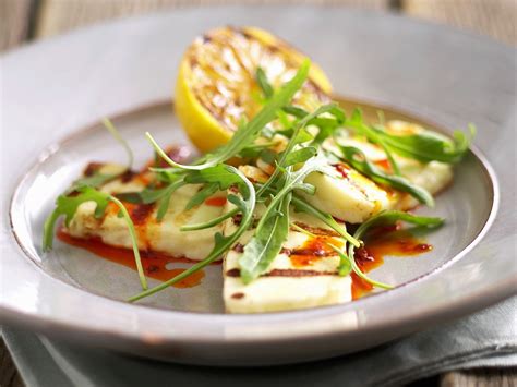 Marinierter Grillkäse Halloumi mit Rucola Rezept EAT SMARTER