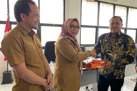 Pemkot Pangkalpinang Serahkan Bantuan Multivitamin Kepada Bawaslu Dan