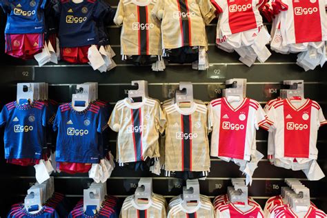 In Beeld Ajax Fans In De Rij Voor Derde Tenue