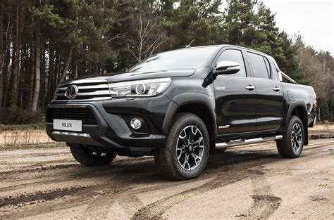 Hilux Invincible 50 Chrome El Aniversario De La Pick Up Conduciendo