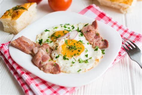 Gebraden Eieren Met Bacon Op Witte Achtergrond Stock Foto Image Of