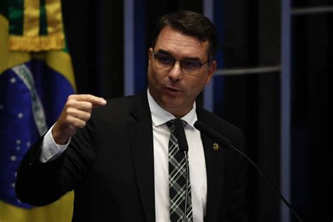 Vídeo Flávio Bolsonaro e Contarato batem boca no Senado 08 05 2024