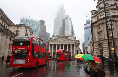 UK enters recession after economy shrinks in 2nd half of 2023 | Daily Sabah