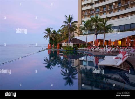 Pool at the Sheraton Waikiki, Waikiki Beach, Honolulu, Hawaii Stock ...